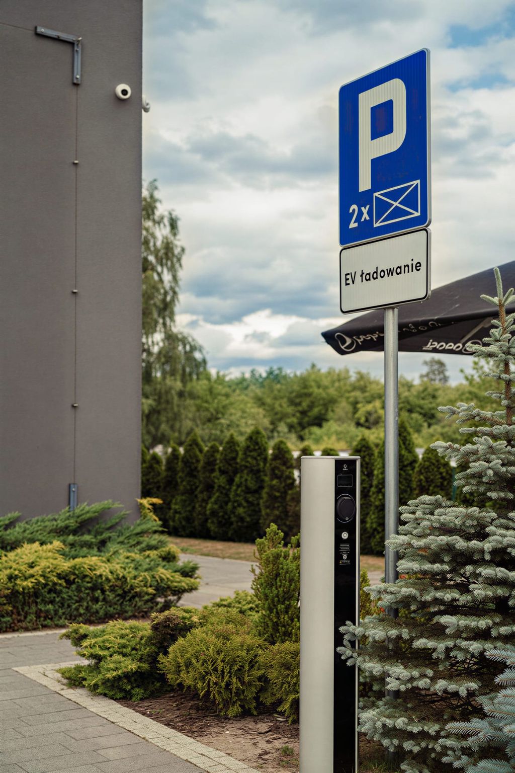 Parking Lotniskowy Faros - stanowisko ładowania aut elektrycznych - lotnisko Gdańsk-Rębiechowo (GDN)